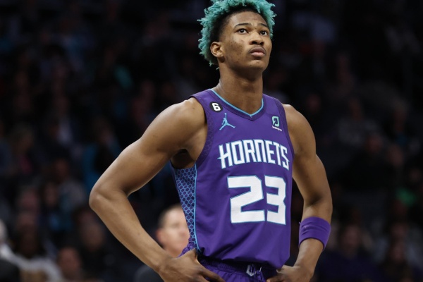 湖人再出招！训练营合同锁定弹簧人凯-琼斯，内线补强瞄准天赋与潜力